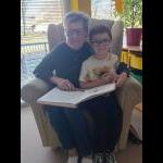 Babičky a dědečkové čtou dětem (Foto: )