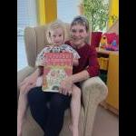 Babičky a dědečkové čtou dětem (Foto: )