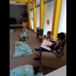 Babičky a dědečkové čtou dětem (Foto: )