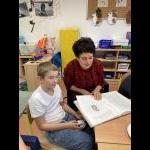 Babičky a dědečkové čtou dětem (Foto: )