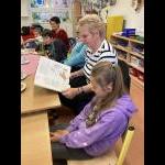 Babičky a dědečkové čtou dětem (Foto: )