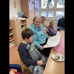 Babičky a dědečkové čtou dětem (Foto: )