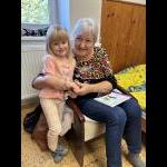 Babičky a dědečkové čtou dětem (Foto: )