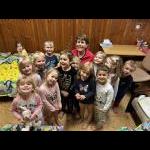 Babičky a dědečkové čtou dětem (Foto: )