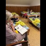 Babičky a dědečkové čtou dětem (Foto: )